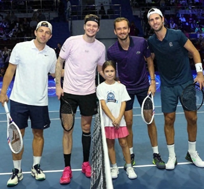 Ukrainian media criticize Dutch top player Glickspoor for distancing himself; Italian legend passes away; doubles champion weds before National Games