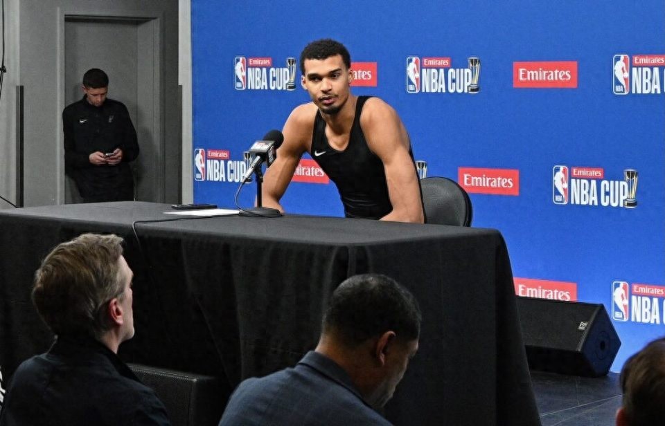 A Spurs Historic First! Victor Wembanyama Wins the Magic Johnson Award, Outshining Curry, Giannis, and Others