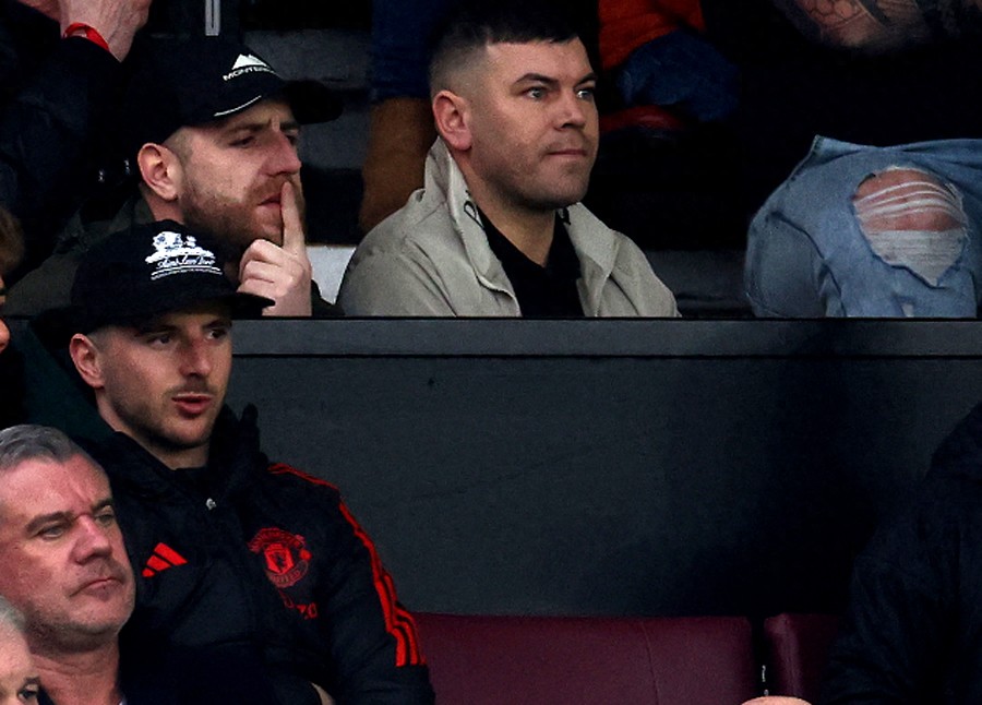 Manchester United is considering a £20 million sale of Mount! Too many injuries and a £250,000 weekly wage are too high; after the coaching change, he has become a substitute.