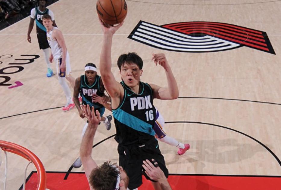 Yang Hansen’s opportunity has arrived again! Robert Grant is likely to miss today’s game, and Avdija is expected to return.