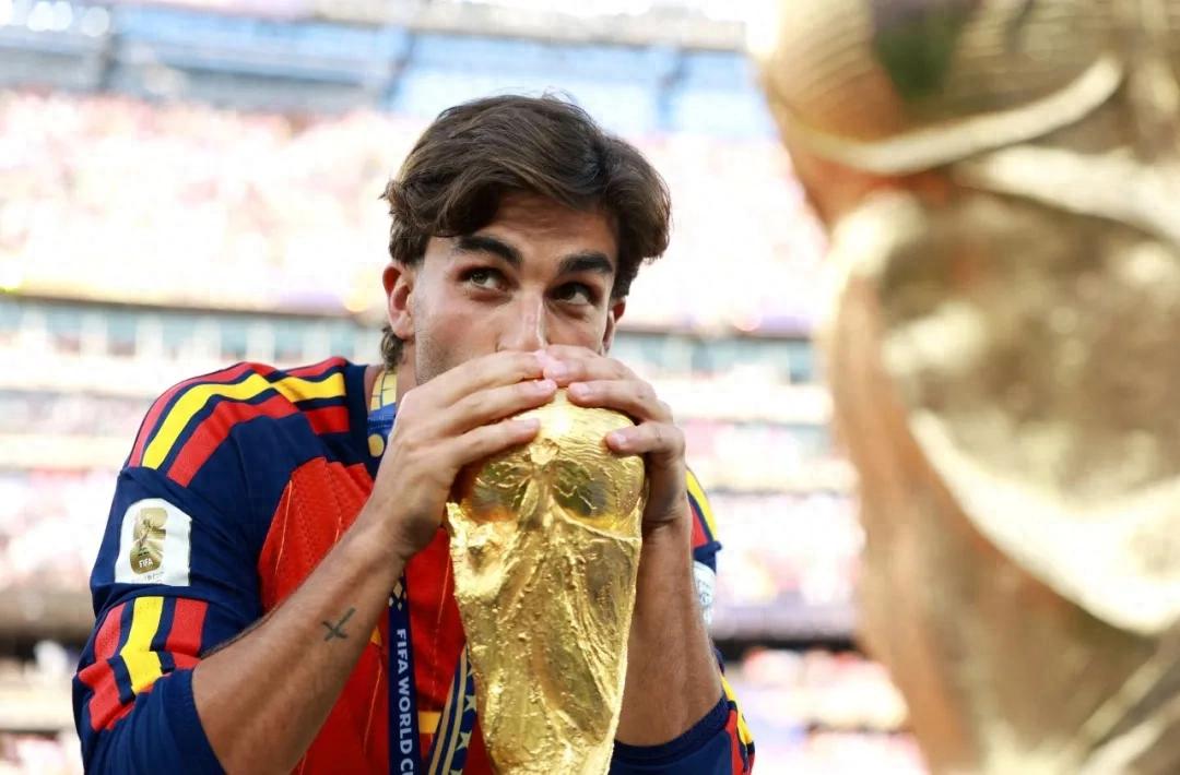 The number 7 jersey shines again! Dual stars for Spain, love remains from Barcelona!