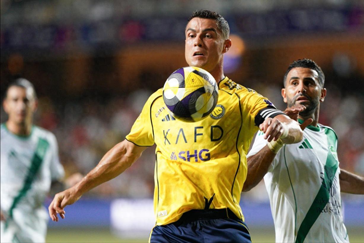 Cristiano Ronaldo is dissatisfied with Bento&#39;s poor performance in the Saudi Super Cup; Al Nassr is considering selling him, and fans are defending the goalkeeper.
