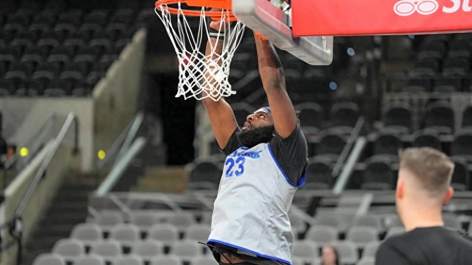 Great news for the Knicks! Mitchell Robinson will still play in Game 1 of the Finals despite a fractured right hand: his offensive rebounding and second-chance scoring are crucial.