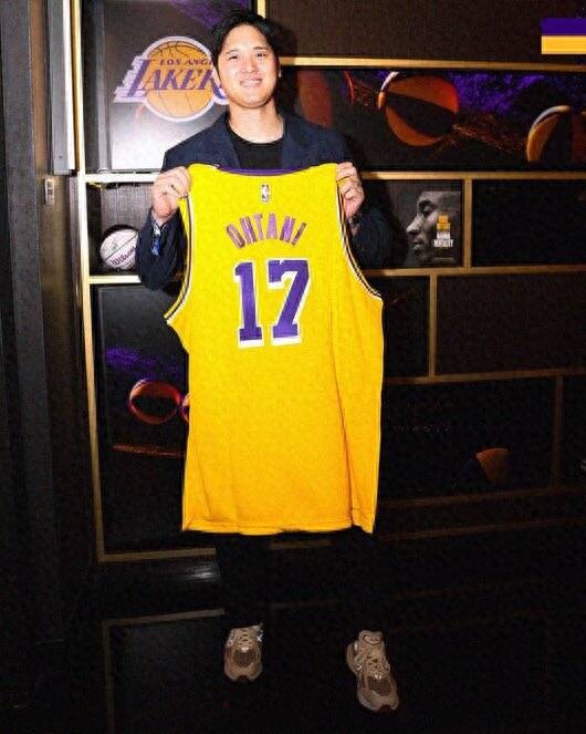 MLB Dodgers superstar Shohei Ohtani changed to play in an NBA Lakers jersey? The boss responded with a smile