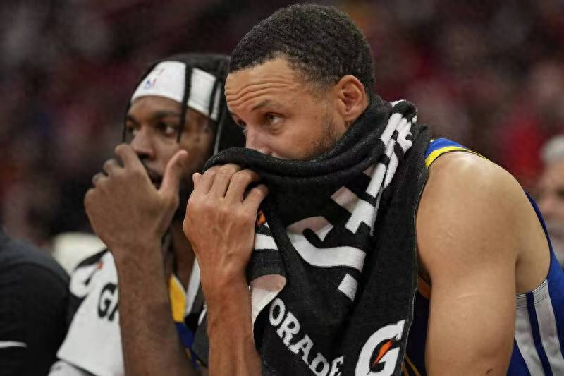 In the first round of the NBA playoffs, G5 Curry and others went off the court in the third quarter, and the coach said that it was a decision after communication