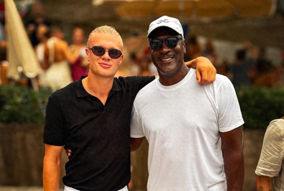 Basketball and football legends together! 63-year-old Michael Jordan poses with 26-year-old Erling Haaland, and fans are playfully teasing the Norwegian star.