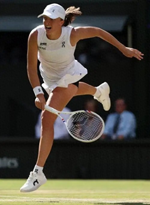 Querrey backs Swiatek as Player of the Year, sparking controversy; fans argue Sabalenka should be the true queen.