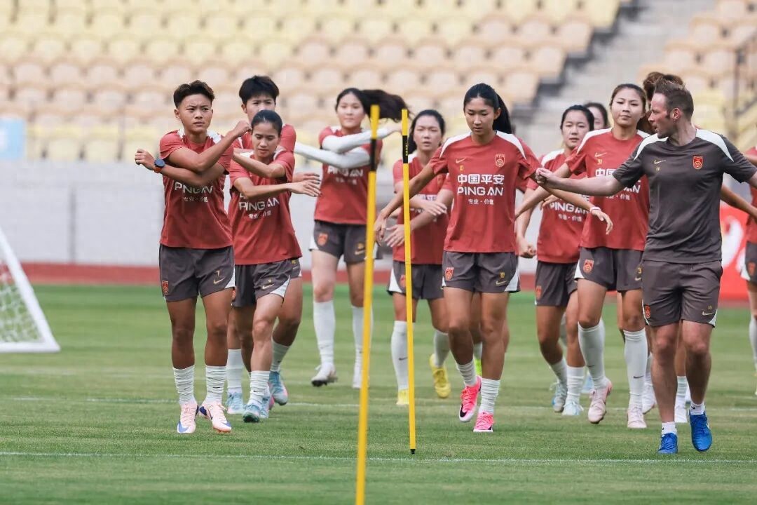 China's women's football team faces Russia tonight: testing new players for future preparations, Gu Yasha's retirement showcases the spirit of the roses