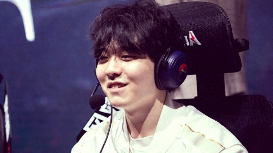 LPL champion mid laner exposed for cheating! Late-night rendezvous with female influencer, girlfriend sums up 9-year relationship in 10 words.