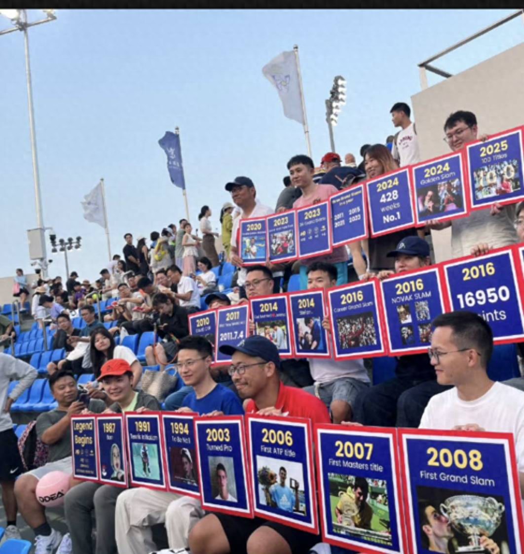 Djokovic’s debut features the character “德,” a heartfelt tribute from Chinese fans—a beautiful mutual affection!