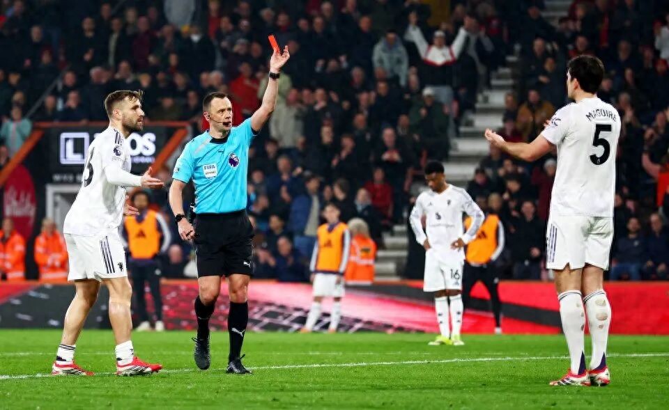 Manchester United Maintain Top Three Spot Despite Controversial 2-2 Draw! Maguire's Dramatic Turn, Carrick's Defensive Improvements Needed if Made Permanent