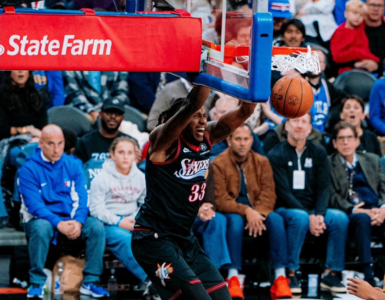 庫里與巴特勒缺陣,馬克西砍下35分,埃奇庫姆關鍵時刻立功,76人以1分險勝勇士