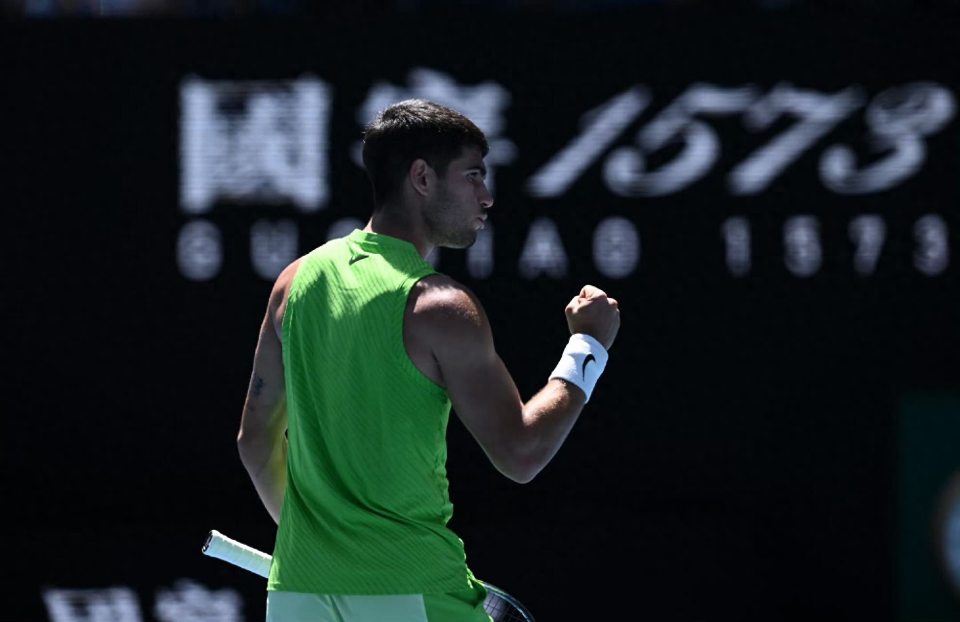 Alcaraz advanced through the first set but unexpectedly faced a tough battle; Henman admitted that after Ferrero left, he seemed like a wild horse running free.