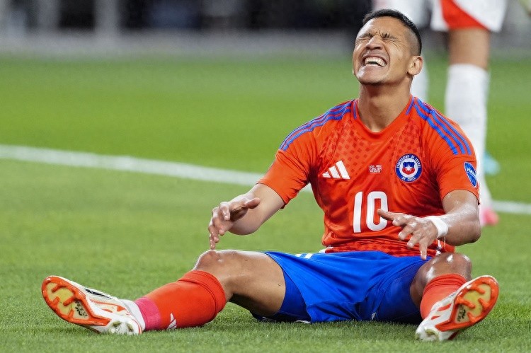 The 36-year-old Sanchez loves to brag, saying that he is no worse than the Magic Flute Ronaldo and can play until he is 40 years old, with 0 goals and 0 assists in the season