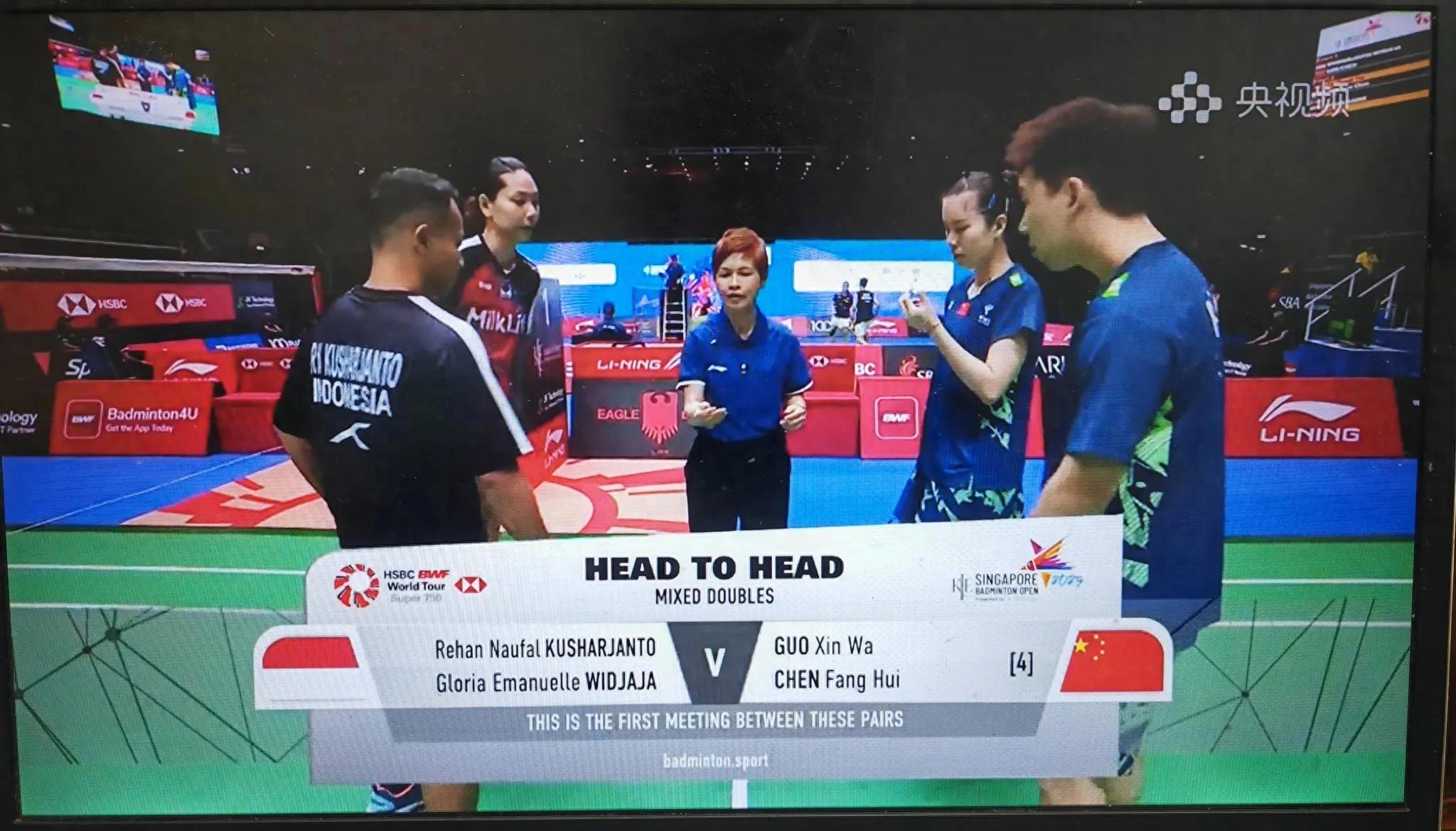 The badminton Singapore Open is being broadcast live, Guo Xinwa/Chen Fanghui are playing