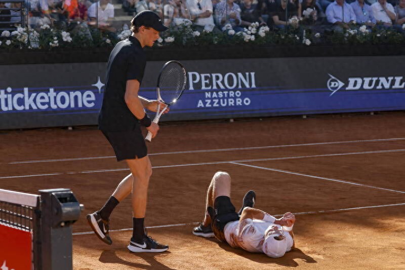 The world's No. 1 brother Sinner showed an excellent sportsman's spirit: he accompanied the opponent who fell and injured himself at home and handed him a towel