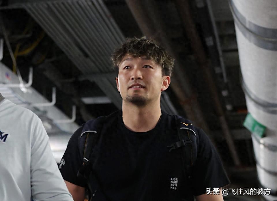 Seiya Suzuki returns to Chicago Cubs spring training base, knee injury status remains unclear.