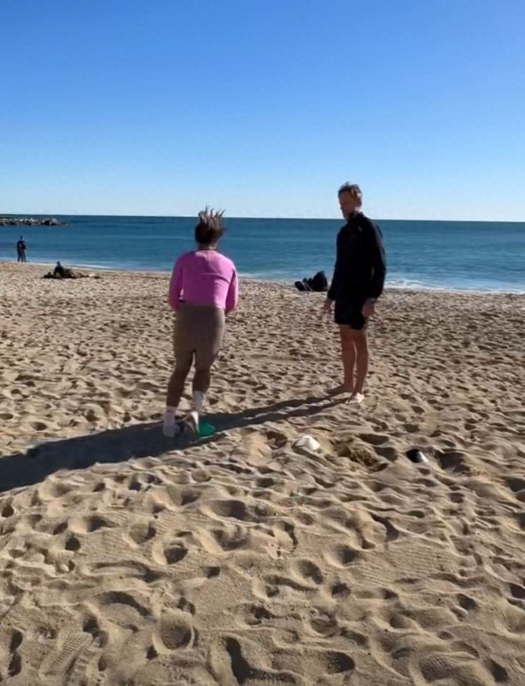 Zheng Qinwen's team has released the latest training video, sparking online doubts that her participation in the Australian Open is once again pressured by sponsors.