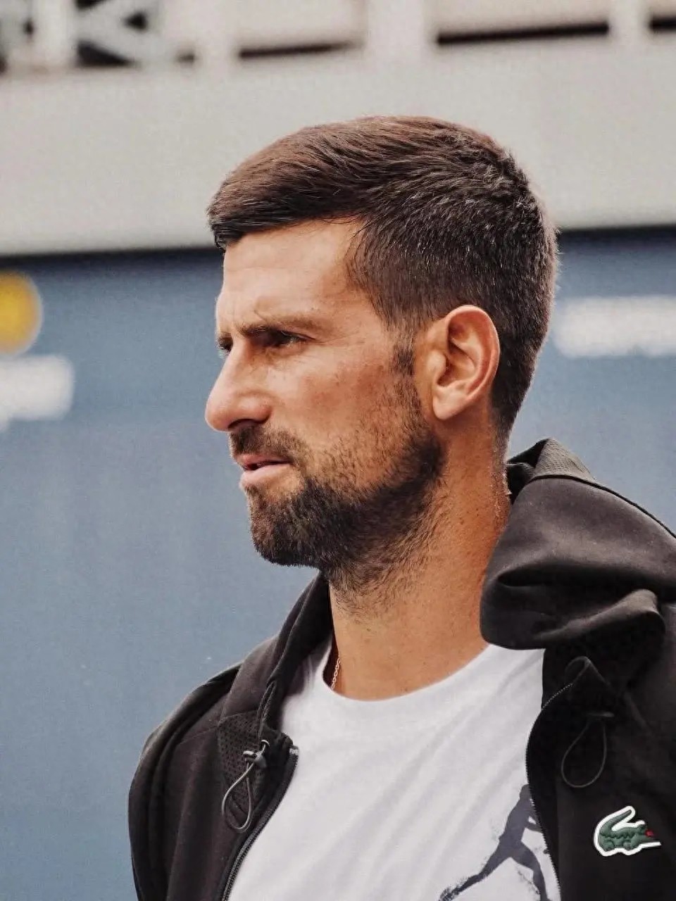 Djokovic overcame injury to surpass Federer and make new history; after the match, he joked about his injury, saying: &#34;Young and strong.&#34;