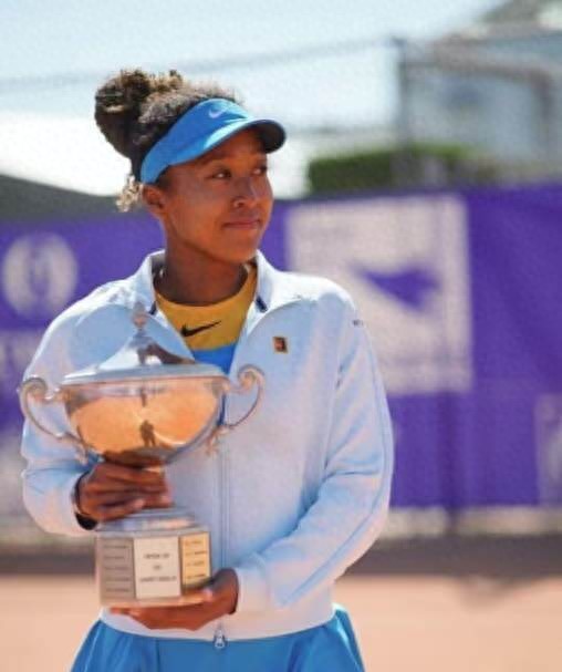 The next day of the French Open, the cold wind blew strongly, and the two Grand Slam champions were out with all the famous players!