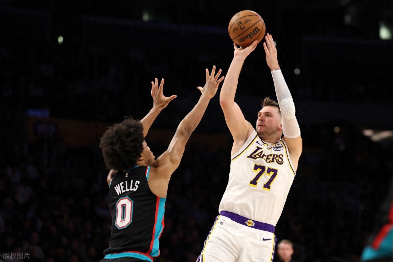 Fourth-quarter comeback! East and James combine for 62 points, LaRavia emerges as a surprise star with 26, Lakers narrowly beat Grizzlies with three players scoring 20+