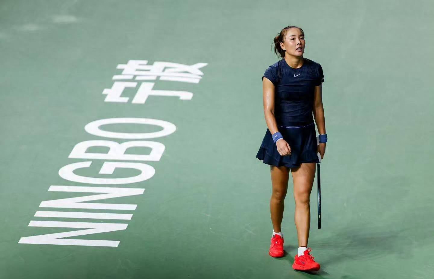 Yuan Yue’s challenge against the world top ten in three consecutive tournaments is honorable despite the losses, sharing a heartwarming bond with the internet-famous dog Bobbi.