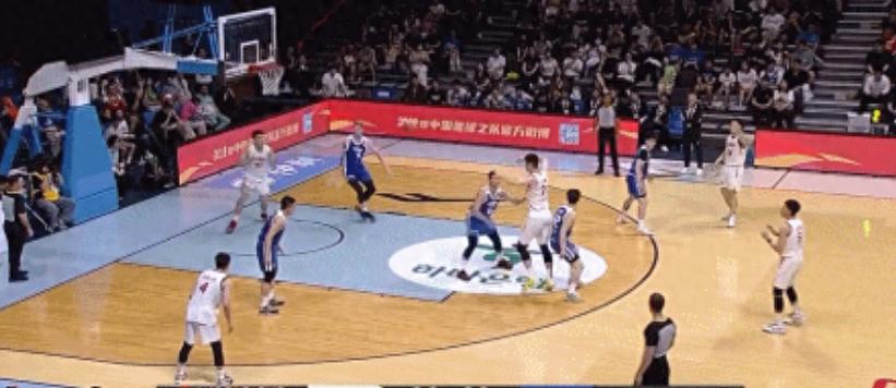 Pang Zhenglin emerged as a surprise contributor, Zhao Jiwei scored 17 points, and the Chinese men's basketball team crushed Chinese Taipei 92-74 to advance to the next stage of World Cup qualifying.