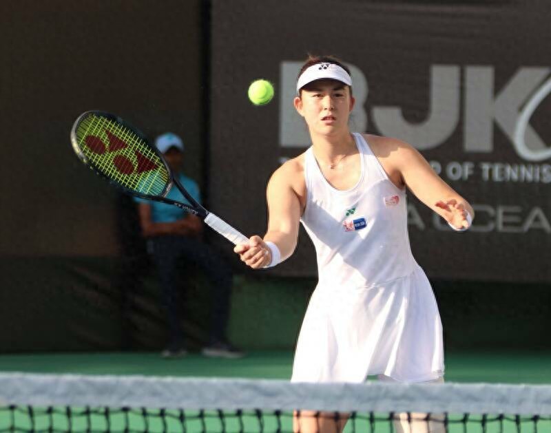 After knocking out the former World Junior Girls, Glenn Joanna is just one step away from a ticket to the main draw of the 2025 French Open