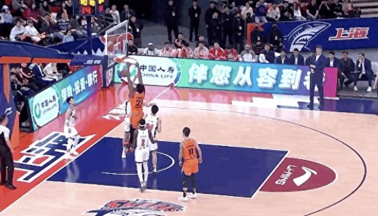 Dominant performance! Whiteside sets record with 26 rebounds, Shanghai defeats Guangdong by 16 points for 10 consecutive wins.