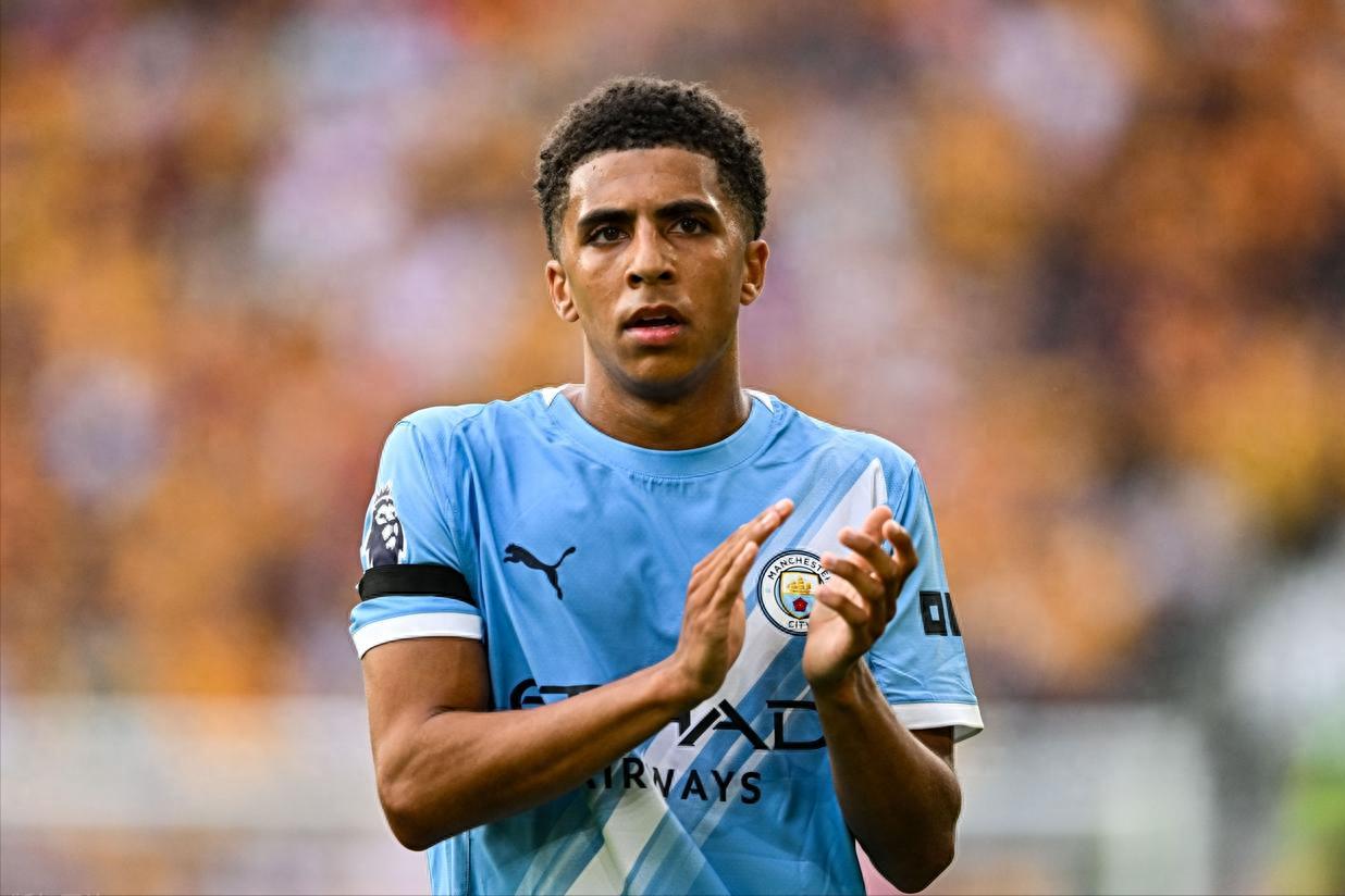 Fans and the media may criticize, but four major clubs are competing for Manchester City&#39;s 20-year-old full-back, who is valued at 40 million euros.