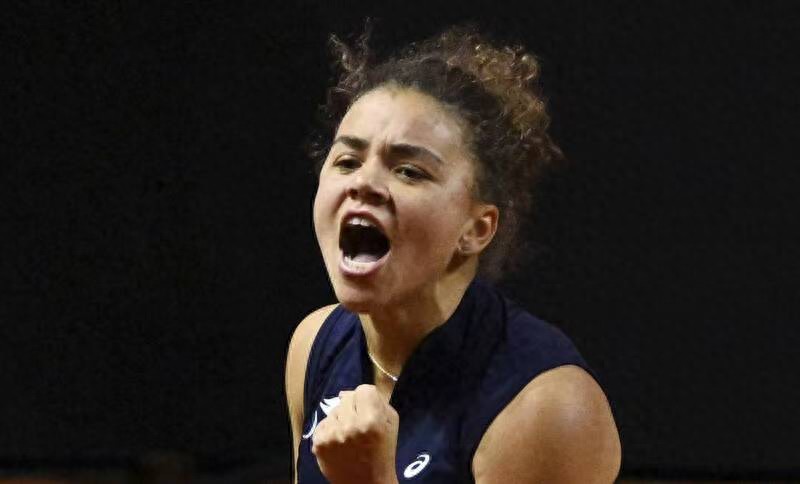 Pauline, who is 1.63 meters tall, fights big with a small fight, and will play Sabalenka in the semifinals of the 2025 Stuttgart station