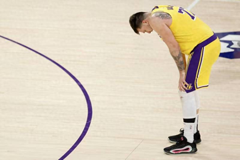 The Lakers, who had their back to the water, stopped in the first round of the NBA playoffs, and Doncic showed grace after the game