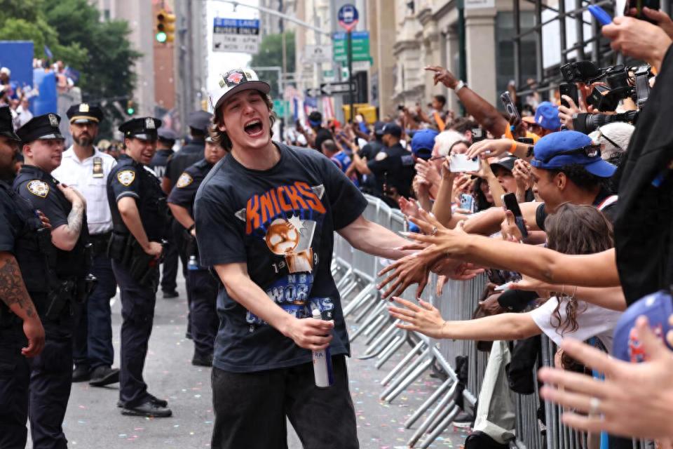 Funny moment during the Knicks championship parade! Kolek mistaken for a fan by police officer: He responded