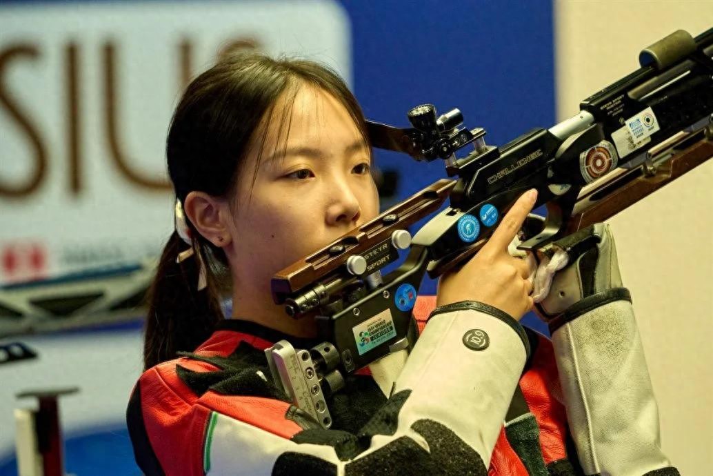 Wang Zifei narrowly defeated Quan Enzhi with 0.1 rings, and won the women's 10-meter air rifle in three consecutive World Cups