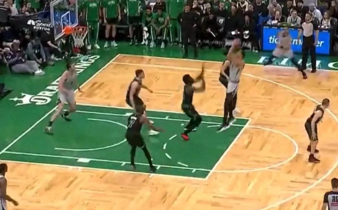 How to defend against Wembanyama? Randle provides a reference answer.