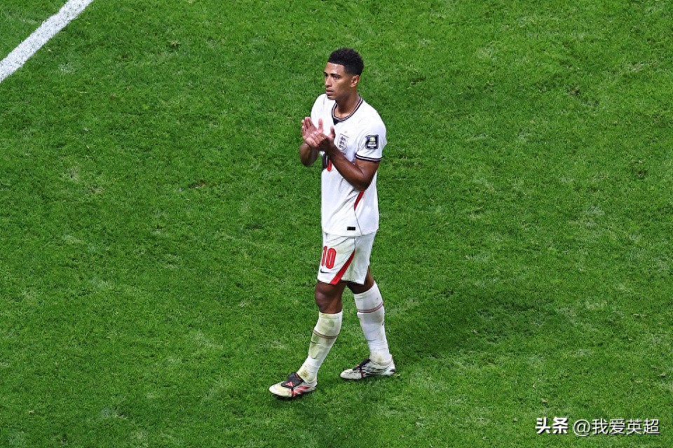 Zero shots on target! England's 130-million-euro star can't handle defeat, vents by hitting the back of a 21-year-old Argentine rising star's head.