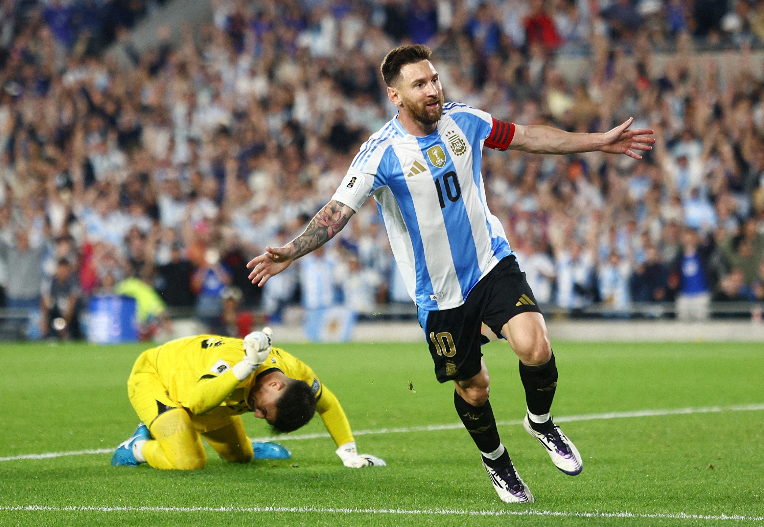 Argentina 2-0 Angola: Messi scores and assists, just 5 goals away from 900; 196 matches, 115 goals, and 64 assists for the national team.