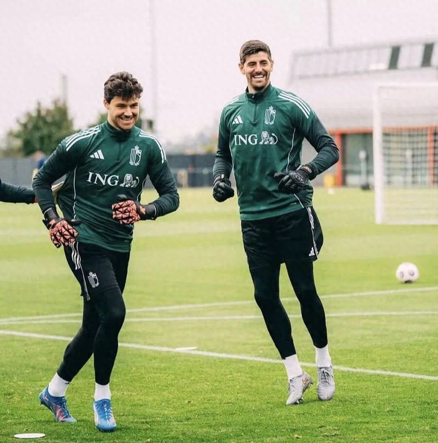 Revealed: Why Manchester United wants to sign a new goalkeeper! Senna Lamens dispels locker room doubts, teammates initially preferred Emiliano Martínez