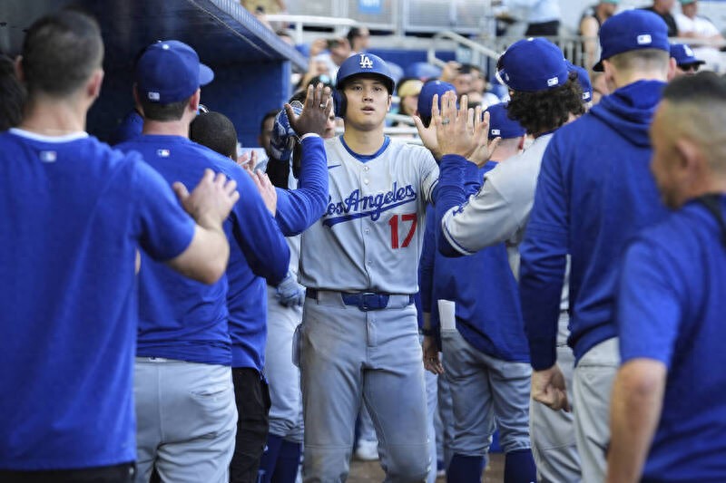 MLB superstar Shohei Ohtani is in full swing in his "blessed land", and Dodgers coach talks about Jingyuan: It's hard to choose