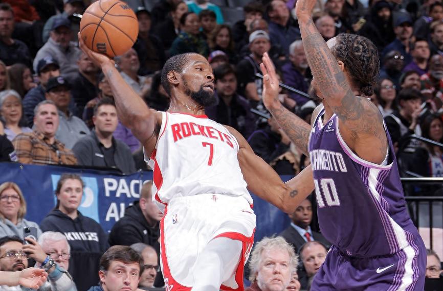 Major NBA officiating error! Rockets benefited four times yet still lost in overtime to Kings; multiple missed violations on Durant and Shengjing