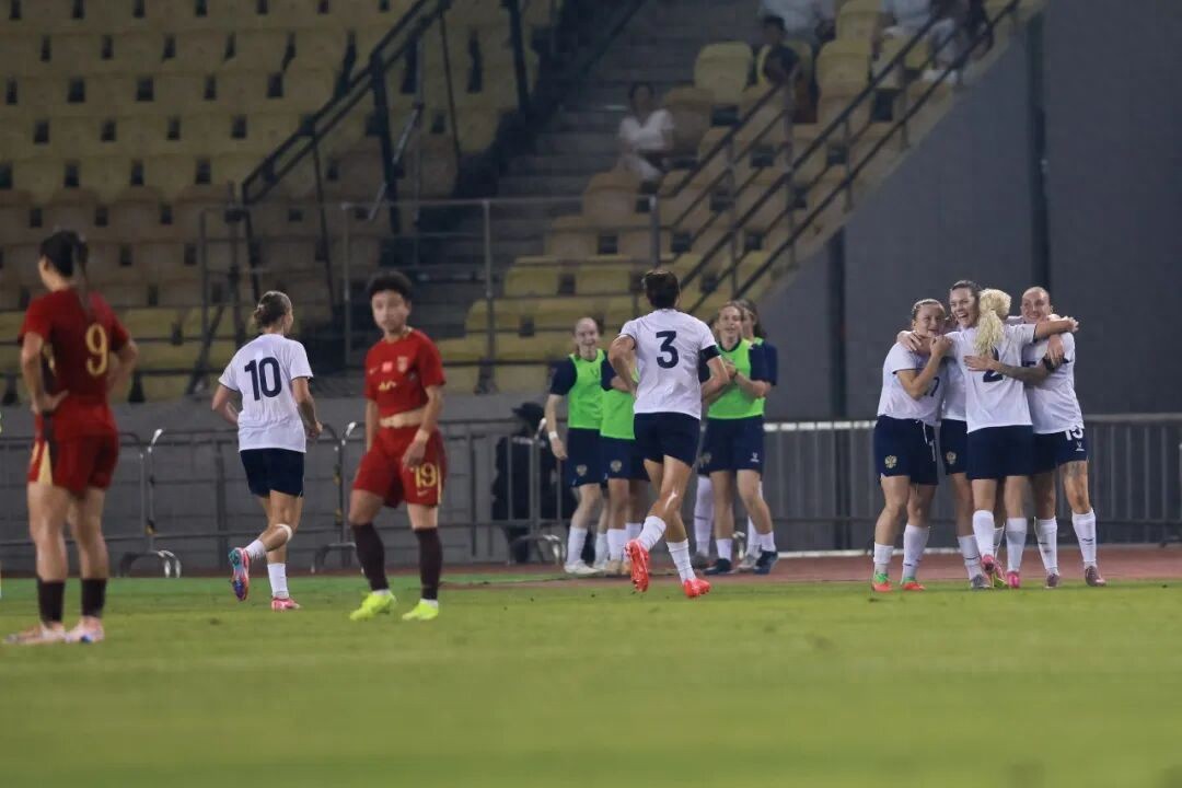 China's women's football team suffered its first-ever loss to Russia, revealing two major issues in its debut of the new cycle