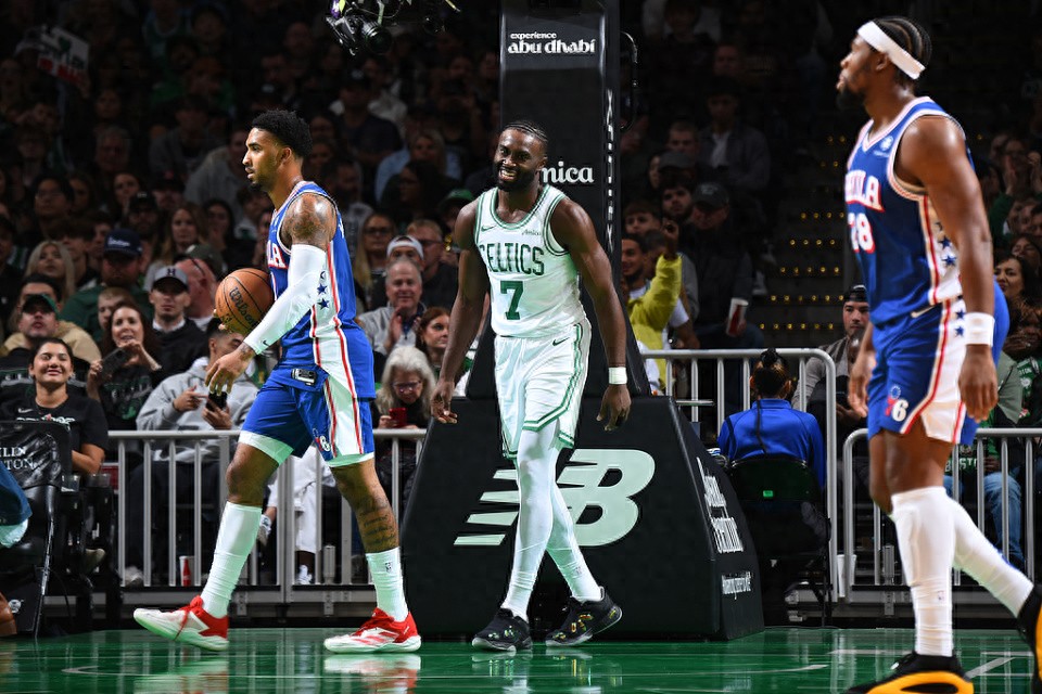 23 three-pointers bombarded! The Celtics went wild, winning by 50 points against the 76ers, with the duo of Tatum and Brown combining for 34+18+10.