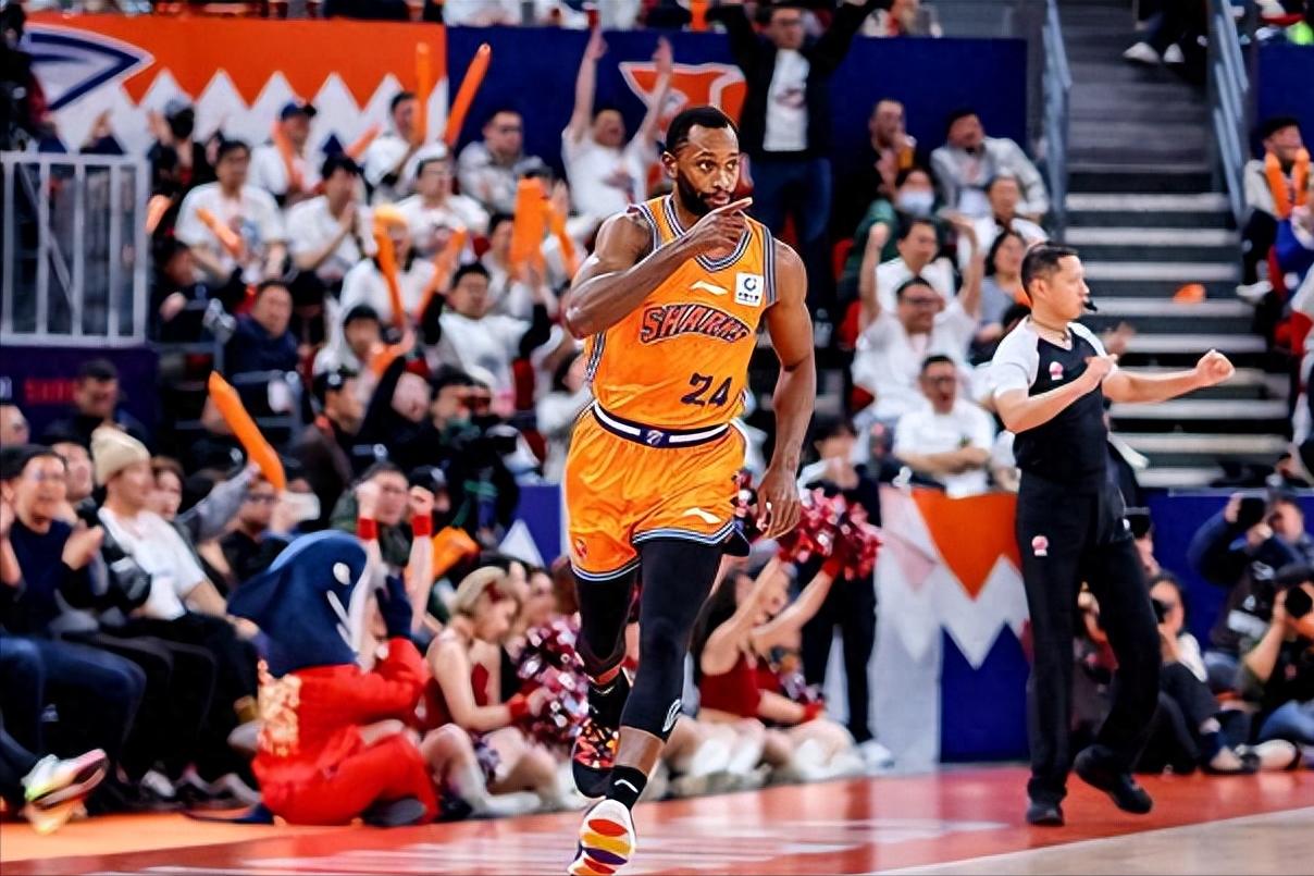 22 consecutive wins! Fogg scores 32 points and 7 assists against his former team, Zhang Zhenlin scores 4 points, Shanghai defeats Liaoning by 34 points.