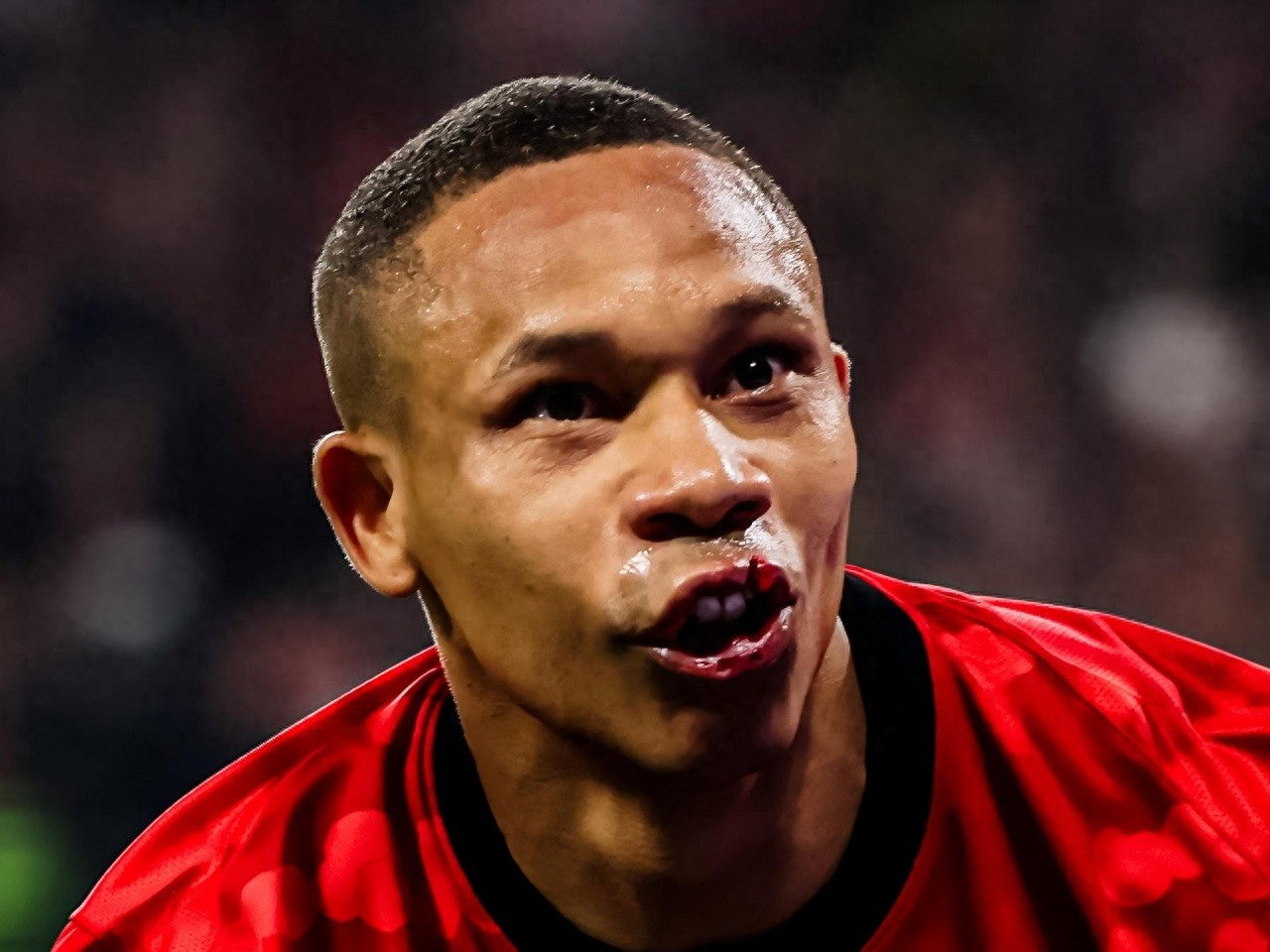 Super League Opening Match Red Card Follow-up: 37-Year-Old Birthday Star Faces Additional Penalty, Wellington Receives 15 Stitches + Care from Wife