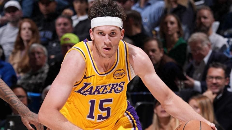 In-depth analysis of the Lakers&#39; dilemma: Should they trade Reeves at his peak value or sign him to a long-term max contract?