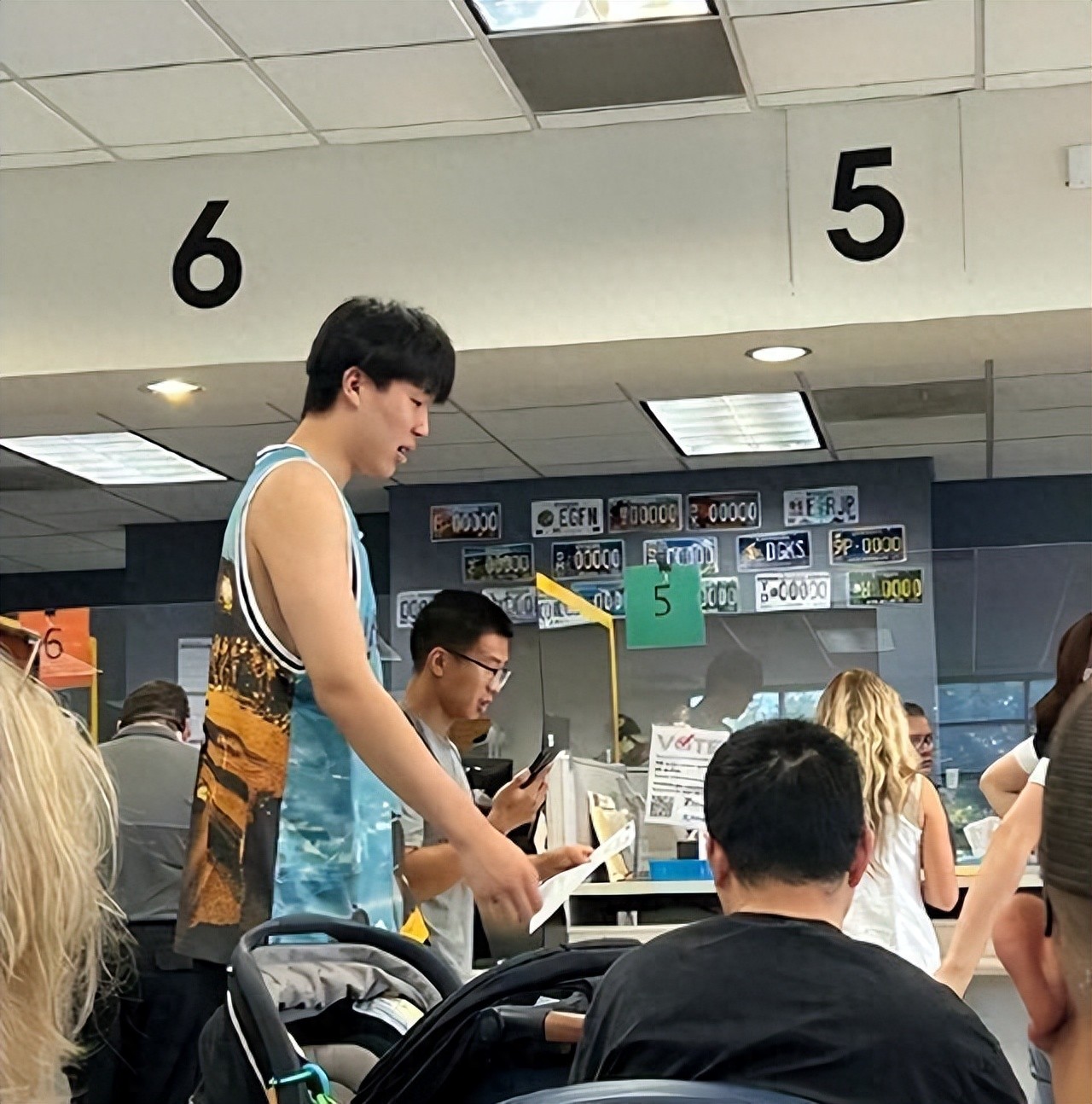 Yang Hansen Obtains U.S. Driver&#39;s License and Plans to Buy a Used BMW X5; Lowry Resumes Contact Training, Intensifying Inside Competition