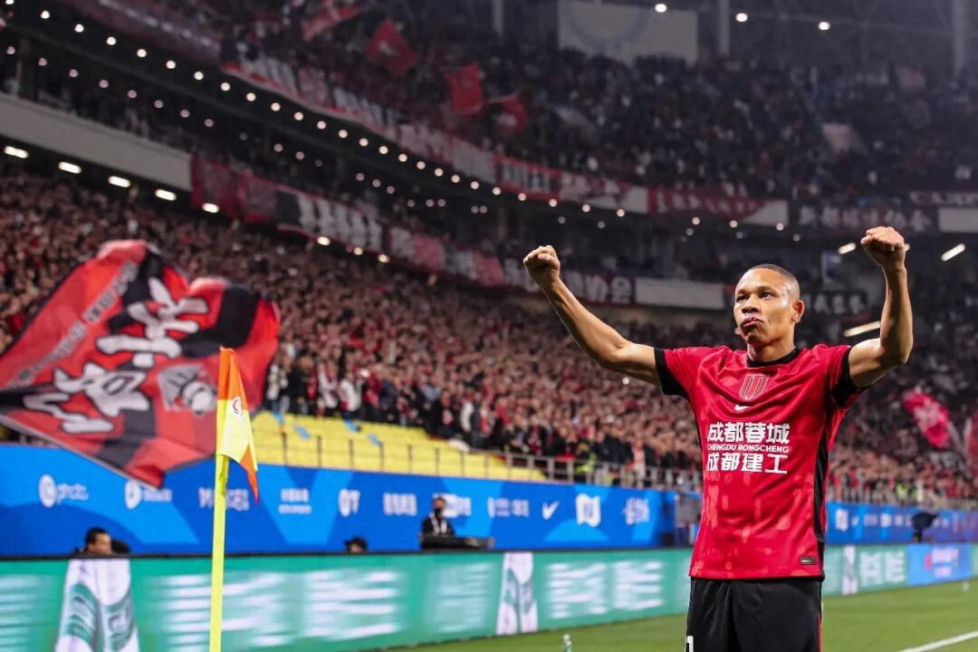 The opening match of the Chinese Super League was full of drama, with the home and away teams experiencing contrasting fortunes.