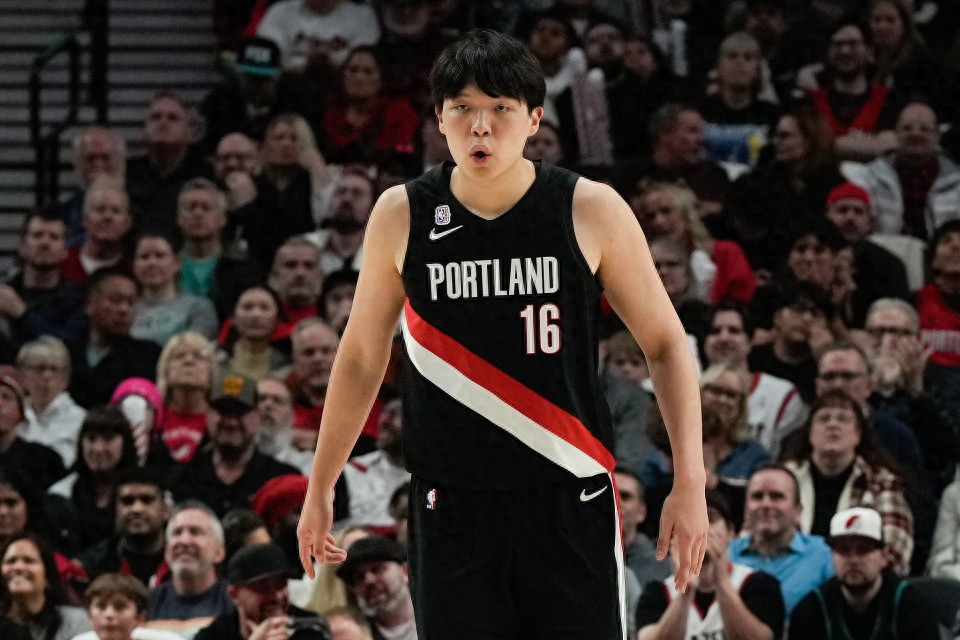 Hansen Yang made his debut with 2 points and 1 assist in just 5 minutes! The Trail Blazers narrowly lost to the Timberwolves, with Huazi scoring 41 points and Grant adding 29 points.