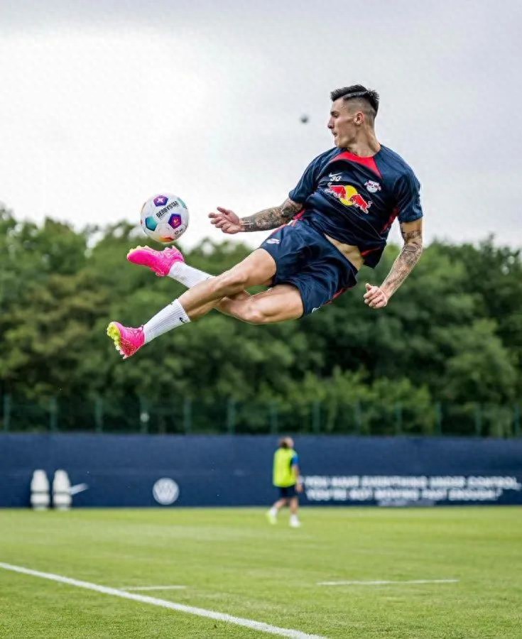 Manchester United is making a strong push to acquire a new striker, with three top candidates revealed! Šeško is willing to join, but there’s an obstacle.