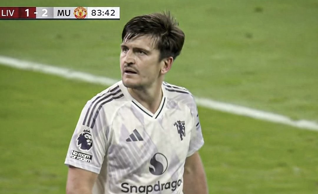 Manchester United fans cheered Maguire to tears, expressing their love for the Red Devils! Amorin urges a swift contract renewal.